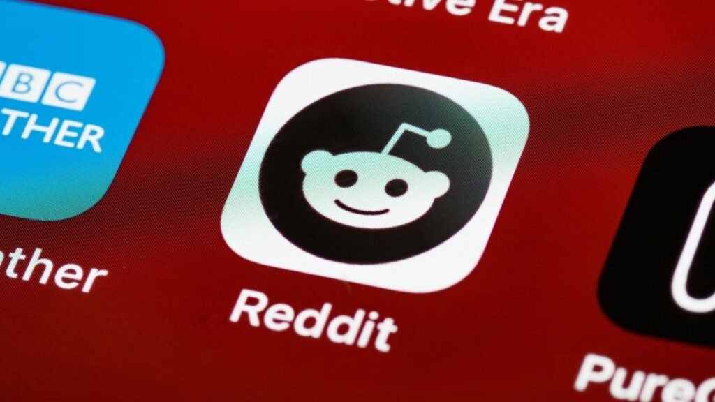 Estudio de Cornell Tech revela cómo Reddit puede manipular resultados de búsqueda de IA