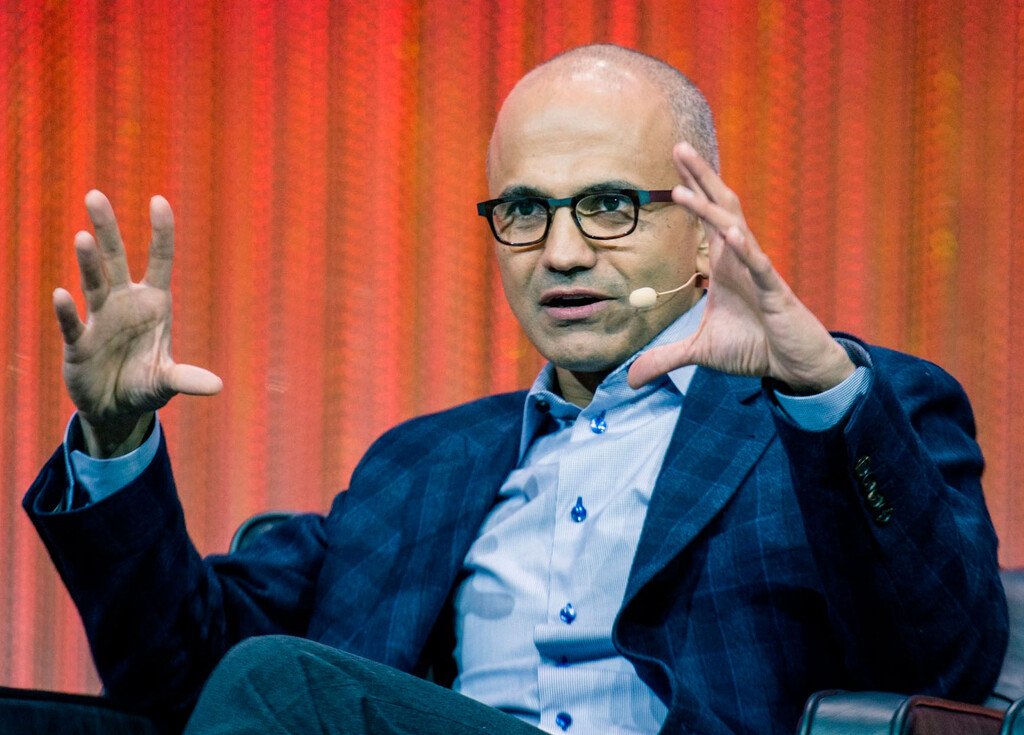 Satya Nadella aborda la burbuja de la IA y su impacto en la economía