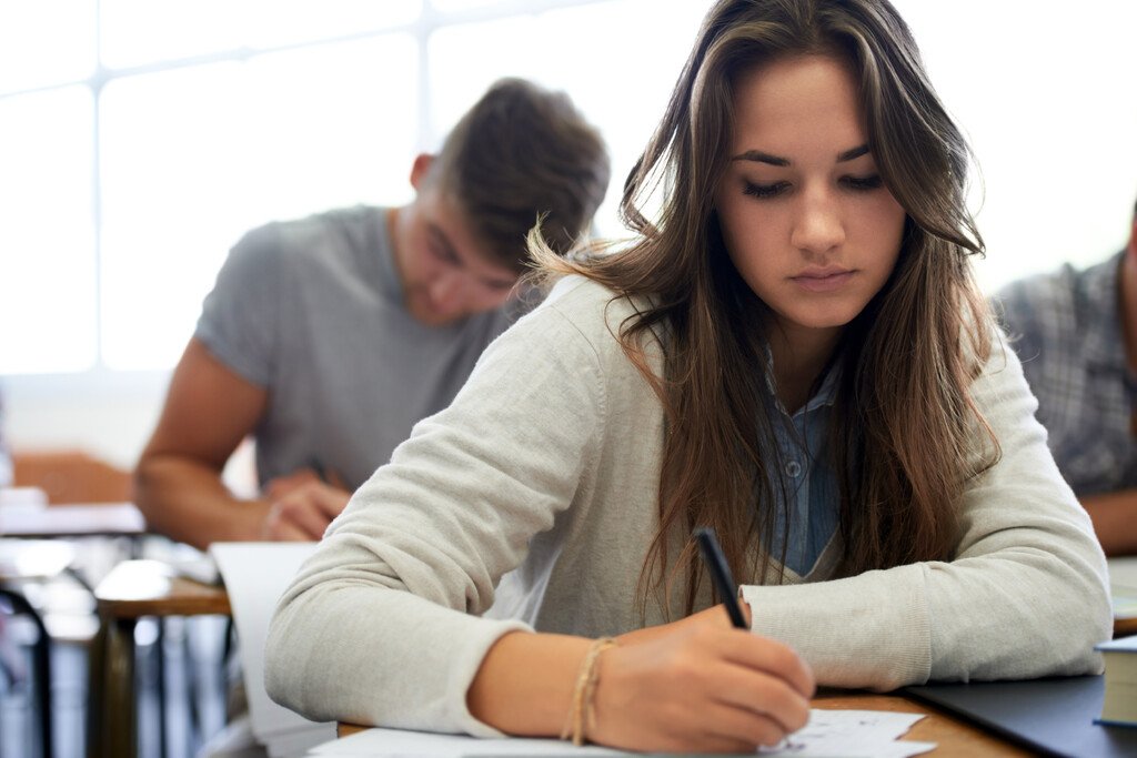 Un profesor sospecha de trampas con IA y cambia el examen a formato presencial, con resultados drásticos