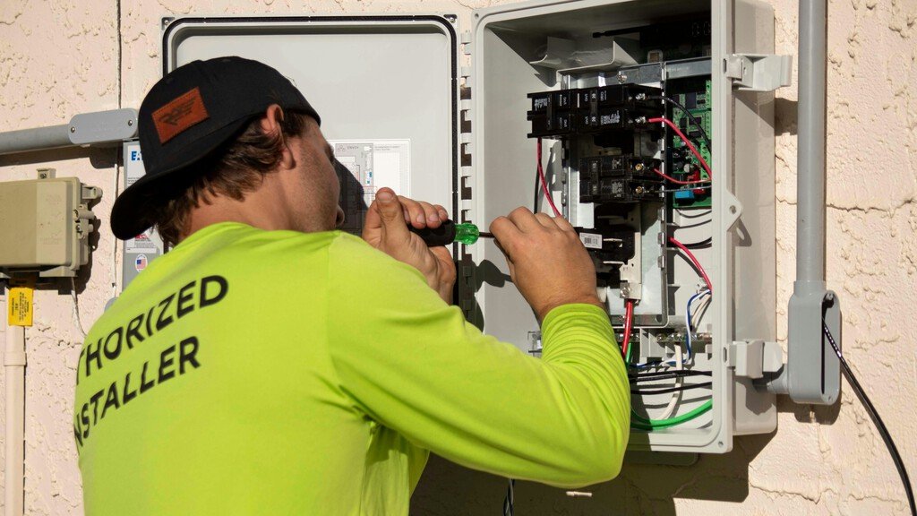 Los fondos de inversión se interesan en el sector de fontanería y electricidad ante el impacto de la IA en el empleo