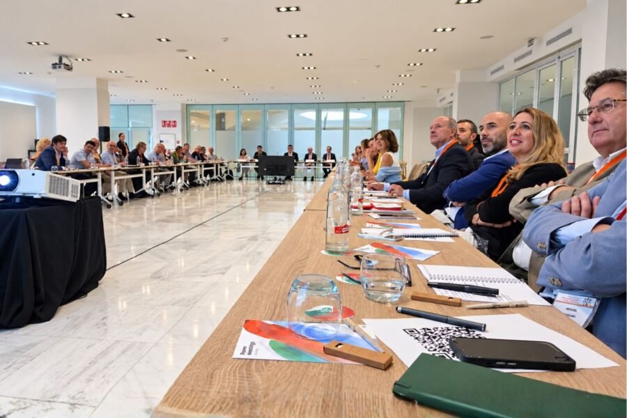 La fiscal Elvira Tejada alerta sobre los riesgos digitales para menores en Sevilla
