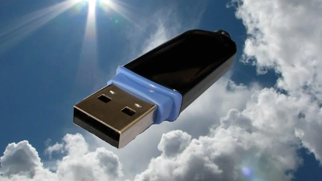 Compartir archivos grandes con seguridad: ¿es mejor usar la nube o una memoria física?