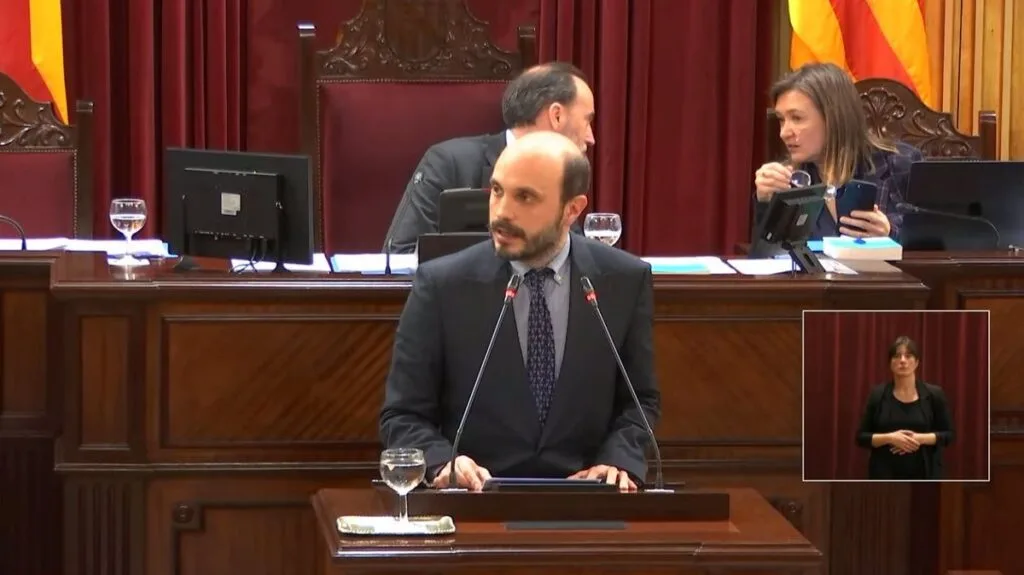 El Parlament reclama un plan integral de ciberseguridad y un plan de reciclaje de dispositivos electrónicos