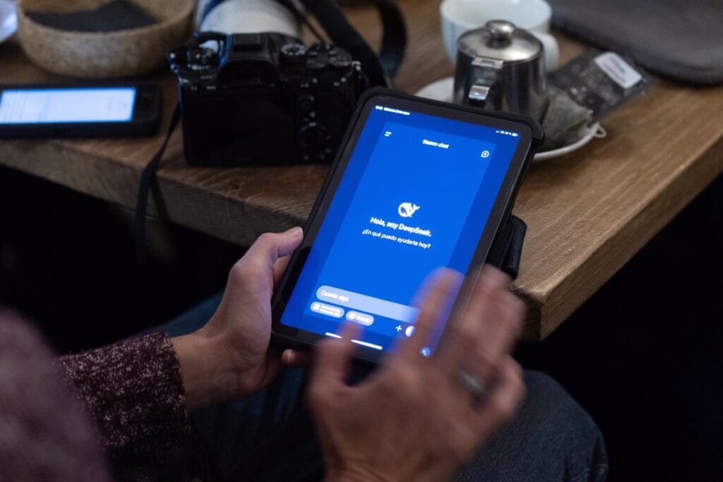 Detectan que DeepSeek envía datos de los usuarios a ByteDance, según medio coreano