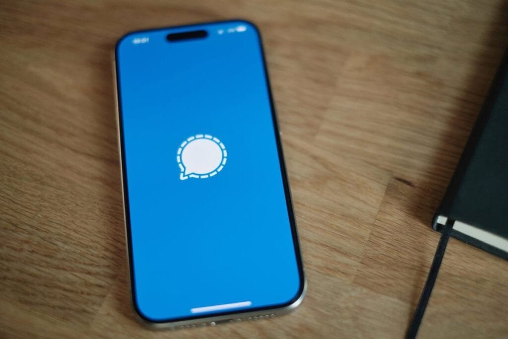 Grupos de hackers rusos explotan la función de dispositivos vinculados de Signal mediante códigos QR maliciosos