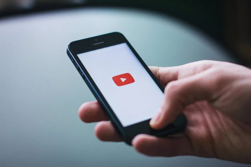 Ciberdelincuentes emplean IA en cuentas verificadas de YouTube para robar datos y ejecutar ataques financieros