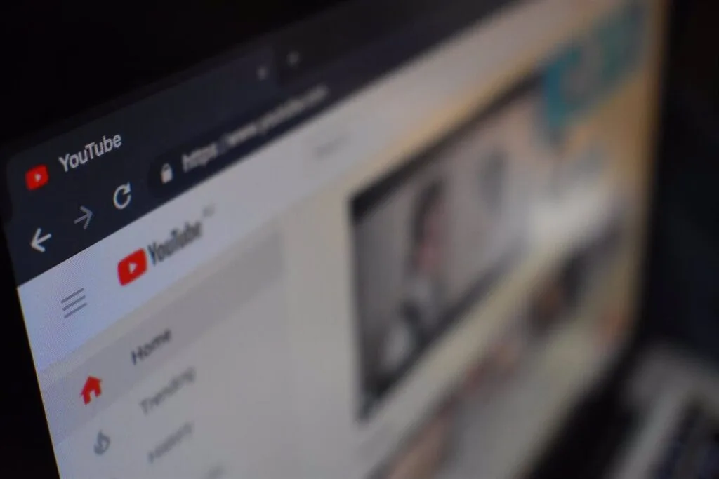 YouTube alerta de una campaña de phishing que envía un vídeo privado generado por IA con la imagen del CEO