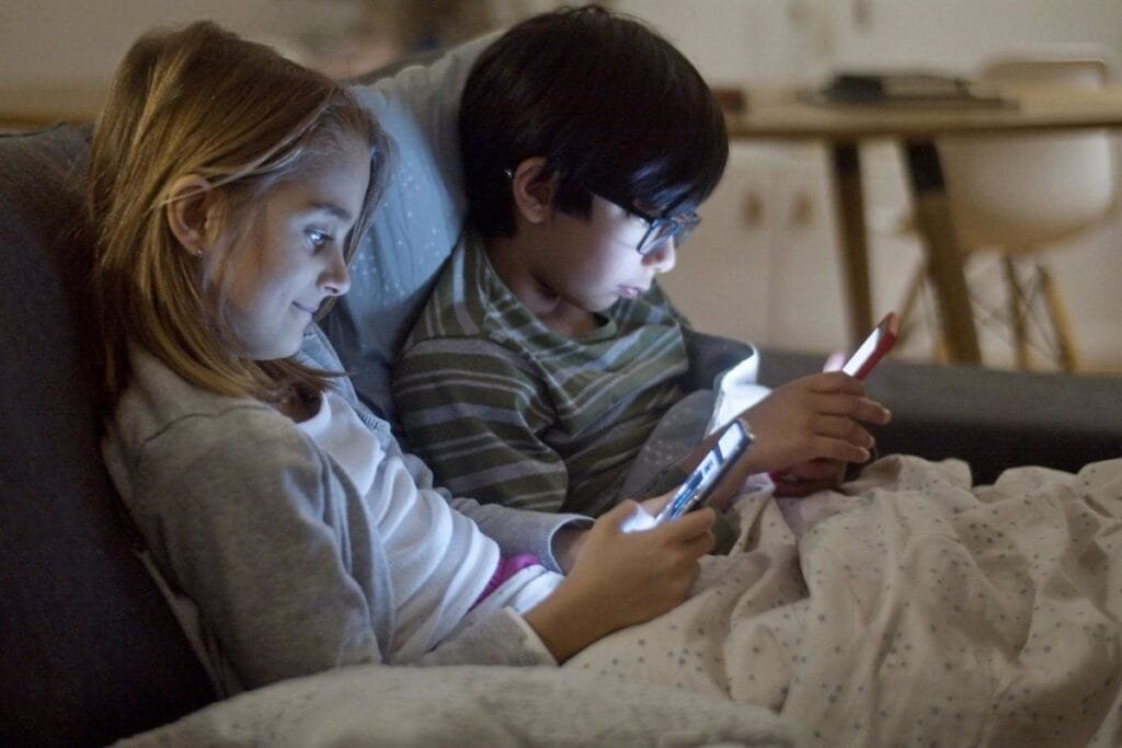 Google vs Meta: dos posturas sobre la verificación de edad para proteger a los niños online