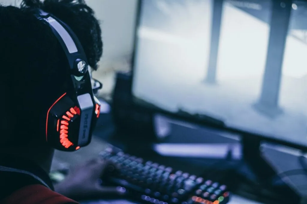 Reino Unido advierte sobre "las pandillas sádicas y violentas" online integradas principalmente por adolescentes
