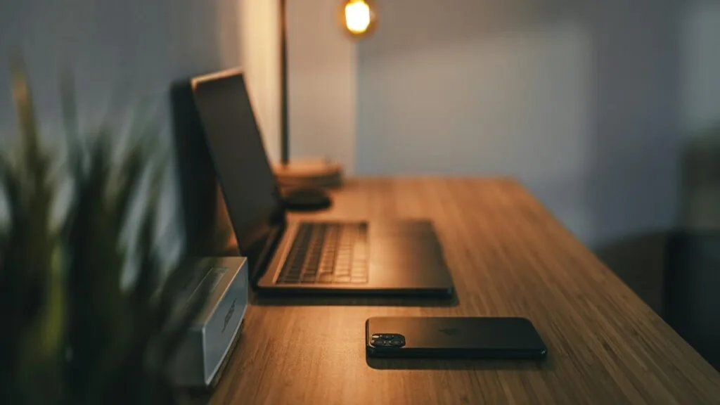 Experto en ciberseguridad lo confirma: el punto débil de tu móvil no es ni el WiFi ni el Bluetooth, está en tu cajón