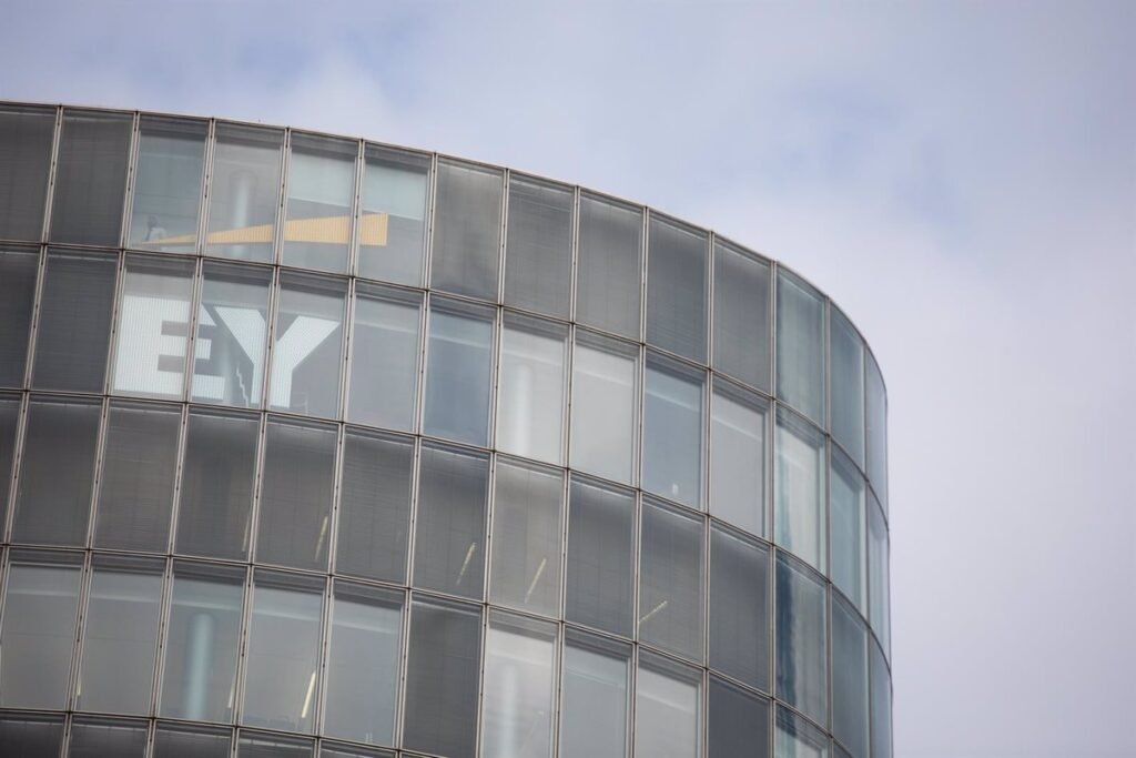 EY se impone a KPMG y Deloitte y elaborará la estrategia de ciberseguridad de la CNMV