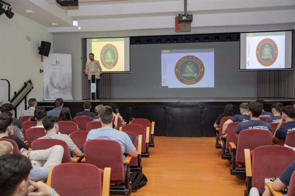 Alumnado de FP de Emergencias y Administración se forma sobre ciberdelincuencia en la Diputación de Córdoba