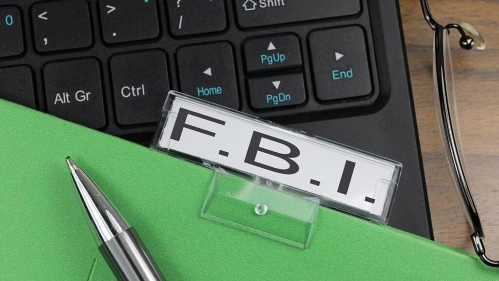 El FBI alerta: ya pueden suplantar la identidad de cualquiera por SMS o voz y debes estar atento