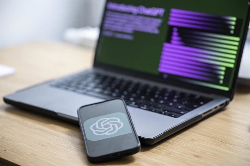 OpenAI desglosa los casos de uso que intentaron usar ChatGPT para estafar, monitorizar y desinformar