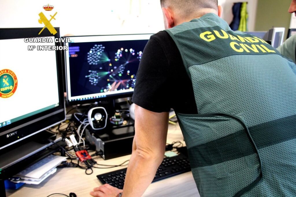 La Guardia Civil de Cantabria detiene a 30 personas por ciberestafas por casi 90.000 euros