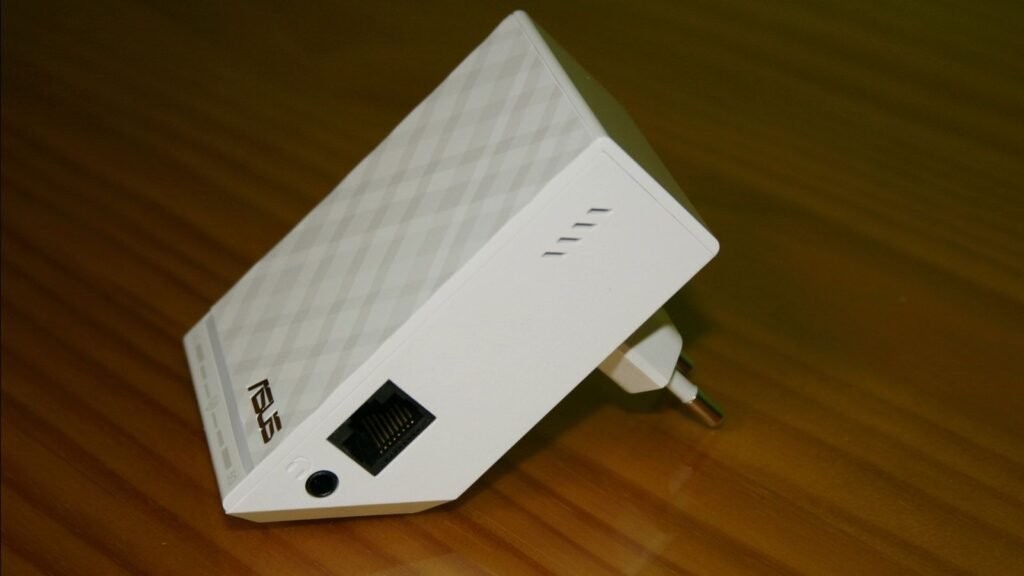 Imagen en la que aparece un repetidor ASUS encima de una mesa