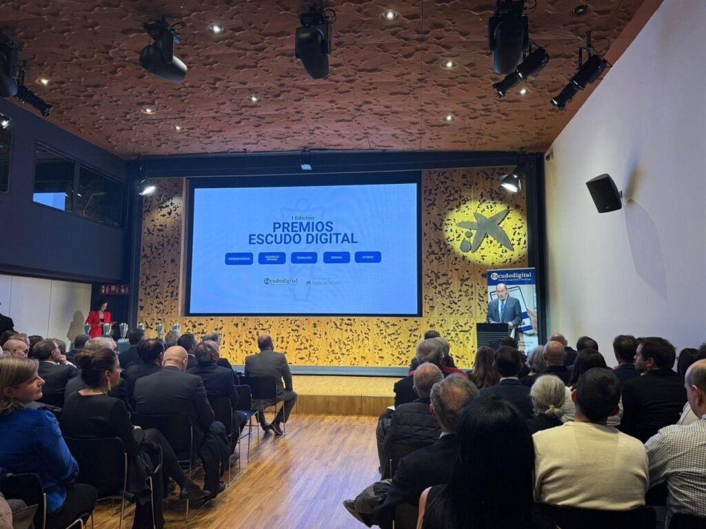 El mundo de la seguridad y la defensa arropa la primera edición de los Premios Escudo Digital