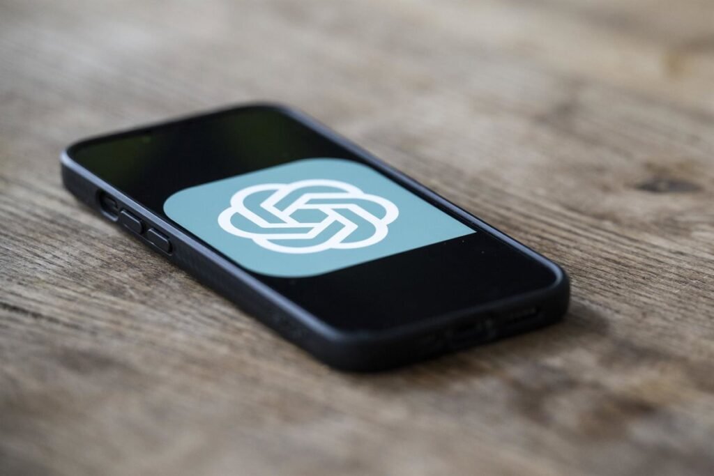 OpenAI retira Mixpanel de sus servicios tras una acceso no autorizado que ha expuesto datos de usuarios