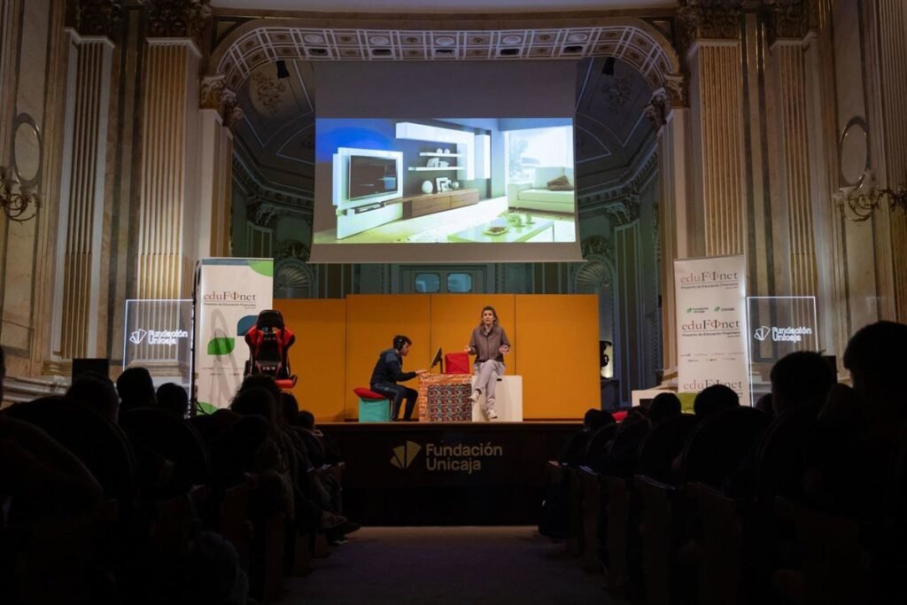 Proyecto Edufinet enseña a más de 1.200 niños claves de educación financiera y ciberseguridad a través de teatro