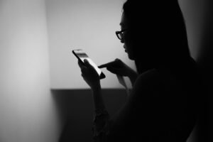 Violencia digital dirigida a mujeres: desde la sextorsión a las estafas, estos son los 10 ataques que más sufren
