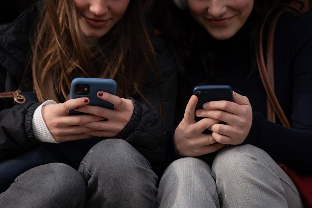 Plan International advierte a Sánchez de que la verificación de edad en redes es "importante" pero "no suficiente"