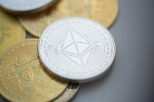 La IA amplía el impacto sobre el sector financiero: roban más de 2.000 millones en activos digitales en 2025